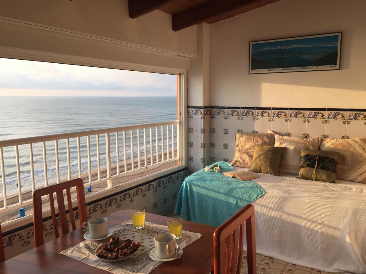 Beachfront And Bright Apartment Mareny Barraquetas Bagian luar foto